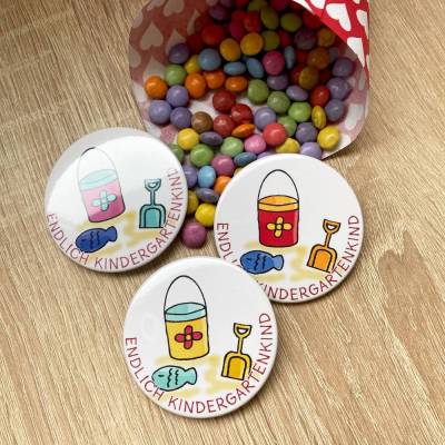 Button „Endlich Kindergartenkind“ | Maxi Anstecker Ø 59 mm | Galerie Charlotte Design