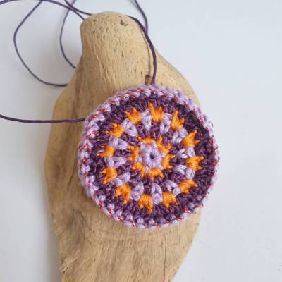 Gute Laune Häkelkette, Mandala Halskette, Häkelschmuck, Textilschmuck