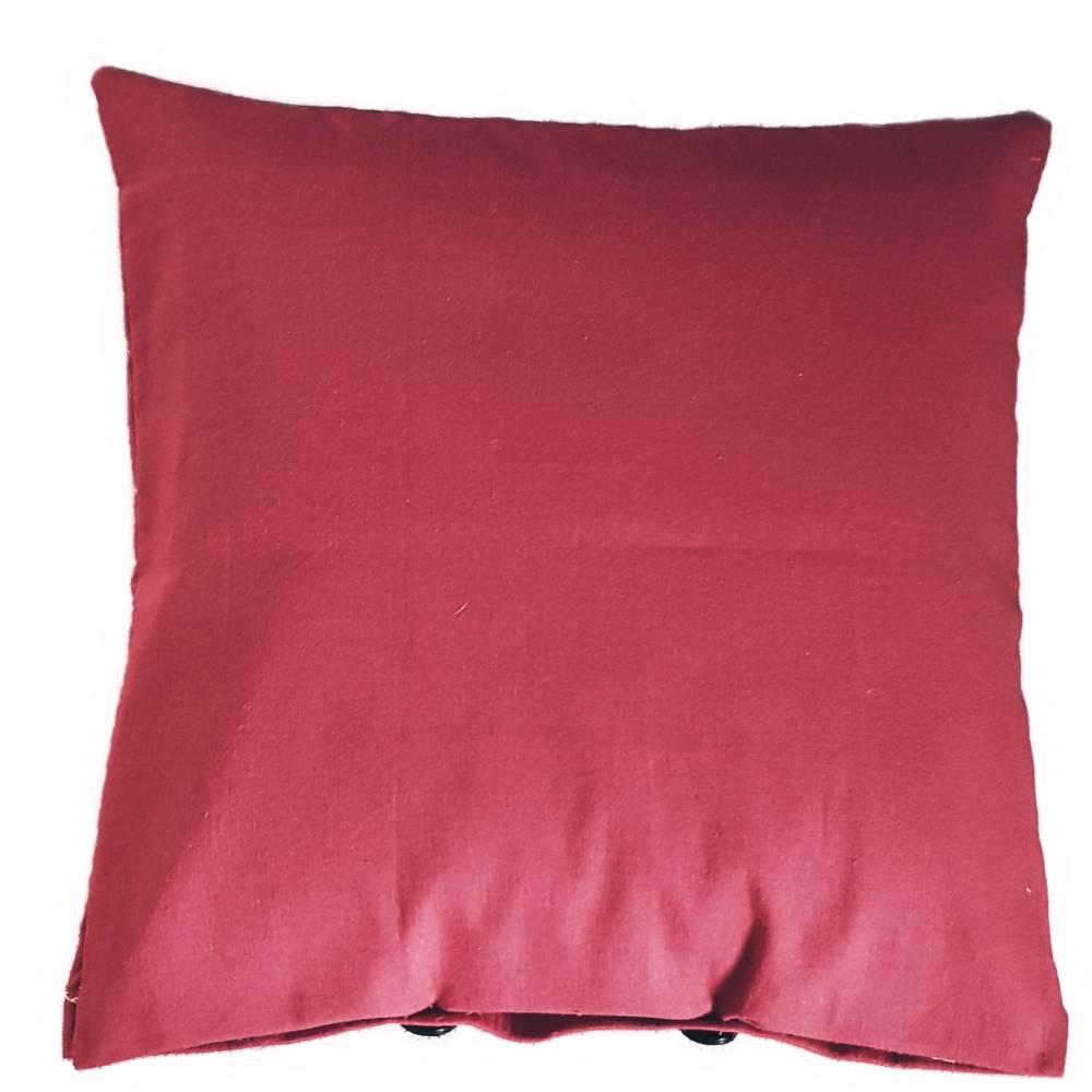 Roter Kissenbezug 40x40 cm – bestickte Kissenhülle aus Baumwolle mit Vintageknöpfen