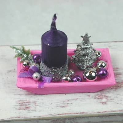 Rechteckige rosa Kunststoffplatte mit hochgebogenen Seiten mit violetter Kerze in weihnachtlicher  Dekoration