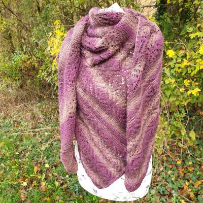 Handgestricktes Dreieckstuch / Schultertuch mit Lacemuster – Groß, warm & leicht – im Cottage Trend – Unikat in Violett bis Hellbraun