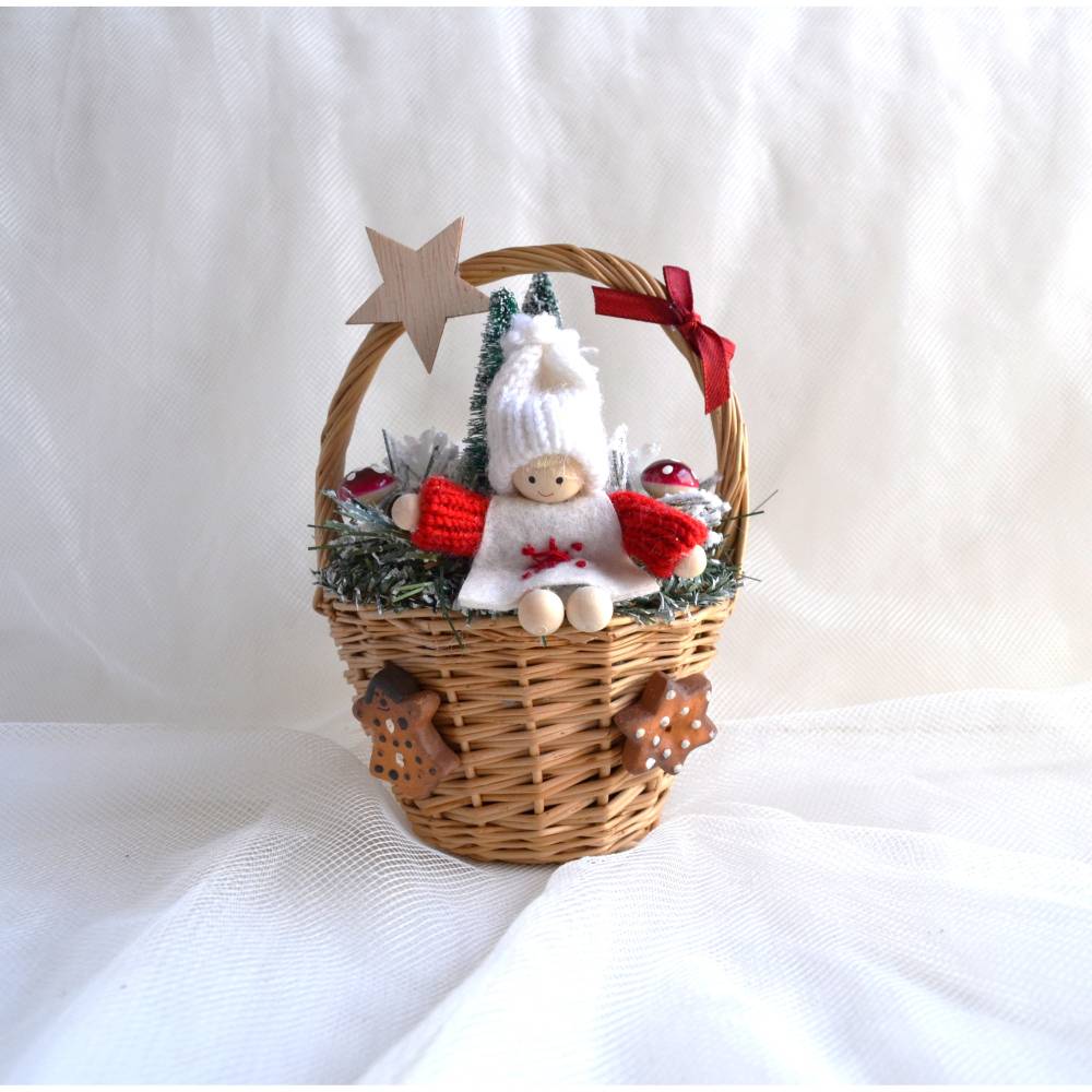 Weihnachtspüppchen rot-weiß im Korb (klein) mit Deko