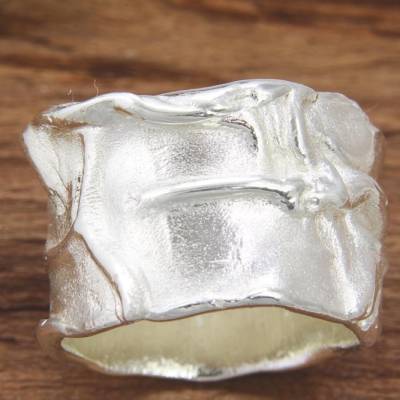 Ungewöhnlicher, breiter Ring aus Silber mit strukturierter Oberfläche