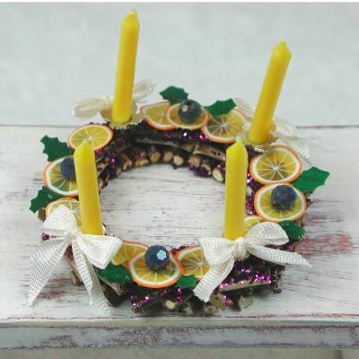 Adventskranz aus Holz mit echten gelben Kerzen im Kerzenhalter, gelb, creme, violett gehaltene Dekoration