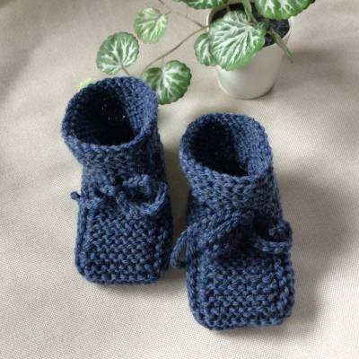 Handgestrickte warme Babyschuhe 9 cm lang, Geschenk zur Geburt, blaue Schuhe für Neugeborene, Wollschühchen Baby 