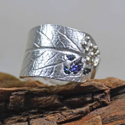 Salbeiblatt-Ring aus 999 Feinsilber mit blauen Mineraliensplittern - Größe 54 - handgemacht