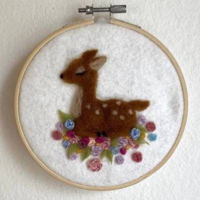 Stickrahmen, kleines gefilztes Reh, Wanddekor, Kinderzimmerdeko, befilzter Stickrahmen, Geschenk Taufe, Geburt, Babypart