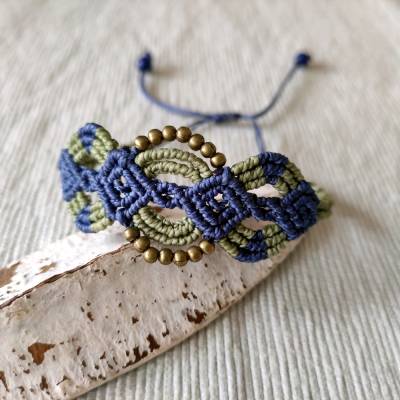 Makramee Armband in einer Kombination aus lindgrün und dunkelblau mit bronzefarbenen Metallperlen