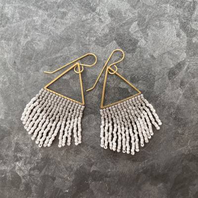 Fransenohrringe Loïe – handgefertigte Boho Ohrhänger aus Messing & Saatperlen, grau gold, federleicht
