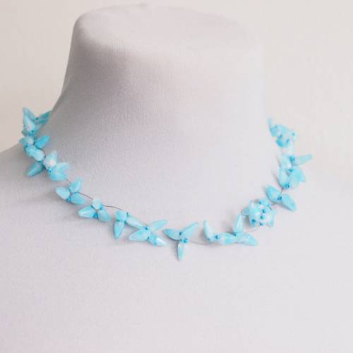 Hellblaues Glas Collier auf Edelstahl geknotet, mit Glasperlen kombiniert und Verschluss aus Silber. Unikat