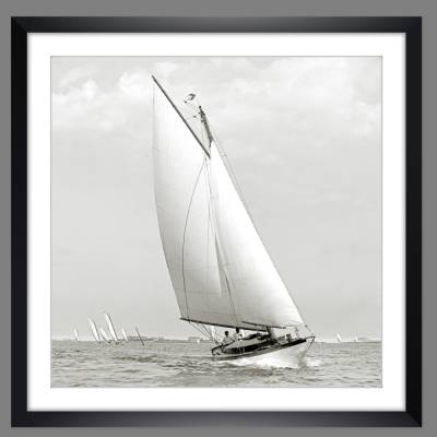 Historische Segelregatta 1901 Gerahmter Kunstdruck einer Segelyacht Vintage Wandbild maritime Schwarz-Weiß Fotografie