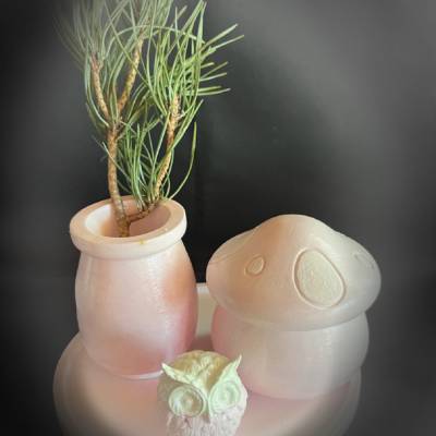 Set aus Töpfchen , Eule und kleiner Vase auf einem runden Tablett