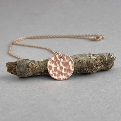 Kleiner Anhänger *Hammerschlag Design* strukturierter Kupferschmuck mit kupferfarbener Edelstahlkette