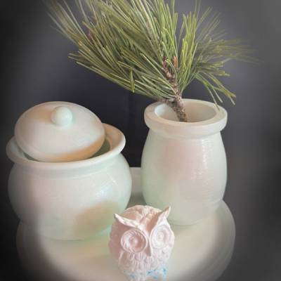 Set aus Töpfchen, Eule und kleiner Vase auf einem runden Tablett