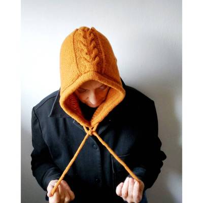 Anleitung: Naila - Balaclava mit Zopfmuster und Kordel stricken