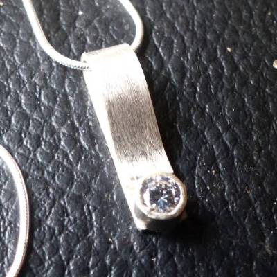 Zarter Silberanhänger mit Glitzerstein – Unikat, recyceltes Silber inklusive  45 cm Collierkette, tolles Geschenk
