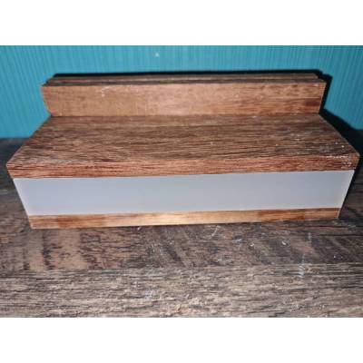 Holzpodest mit Klötzchen aus satinierten Acryl und Lichterkette - personalisierbar individuell