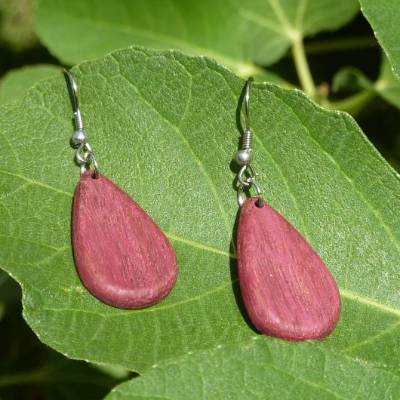 Hängeohrringe in Tropfenform aus auffällig lila rotem Purpleheart, sehr leicht, matt geölte Oberfläche, silber oder gold