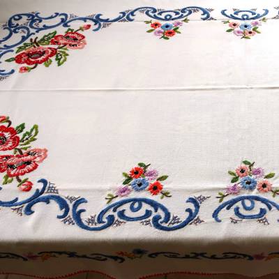 Weiße Tischdecke handbestickt mit Mohn- und Kornblumen - edles Tischtuch für die Kaffeetafel