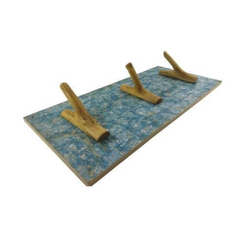 handgefertigte Garderobe aus Holzästen, Unikat, 49x22cm,hellblau/weiß/beige