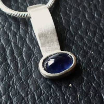 Einzigartiger Silberanhänger mit blauem Saphir & Schlangenkette – Unikat in 925 Silber