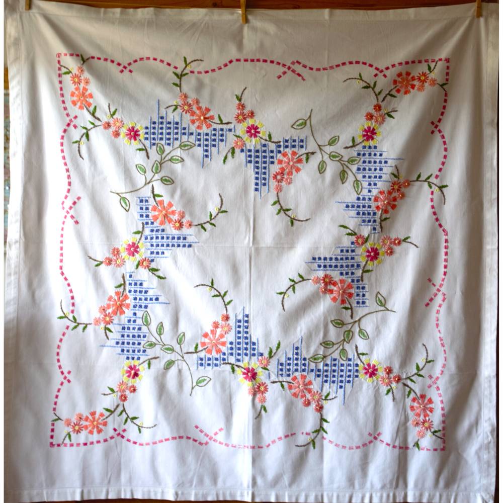 bunt bestickte Vintage Tischdecke Hohlsaum