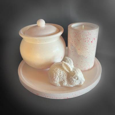 Set aus Teelichthalter, Töpfchen mit Deckel und Hase  auf einem  runden Tablett