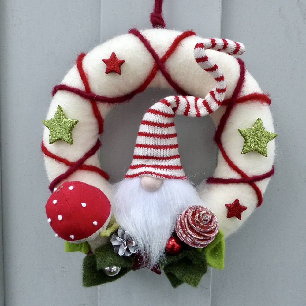 Winter-Türkranz mit Wichtel, Türkranz aus Filz, Deko-Kranz, Adventskranz in Rot-Weiß-Grün Bild 1