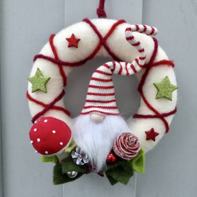 Winter-Türkranz mit Wichtel, Türkranz aus Filz, Deko-Kranz, Adventskranz in Rot-Weiß-Grün