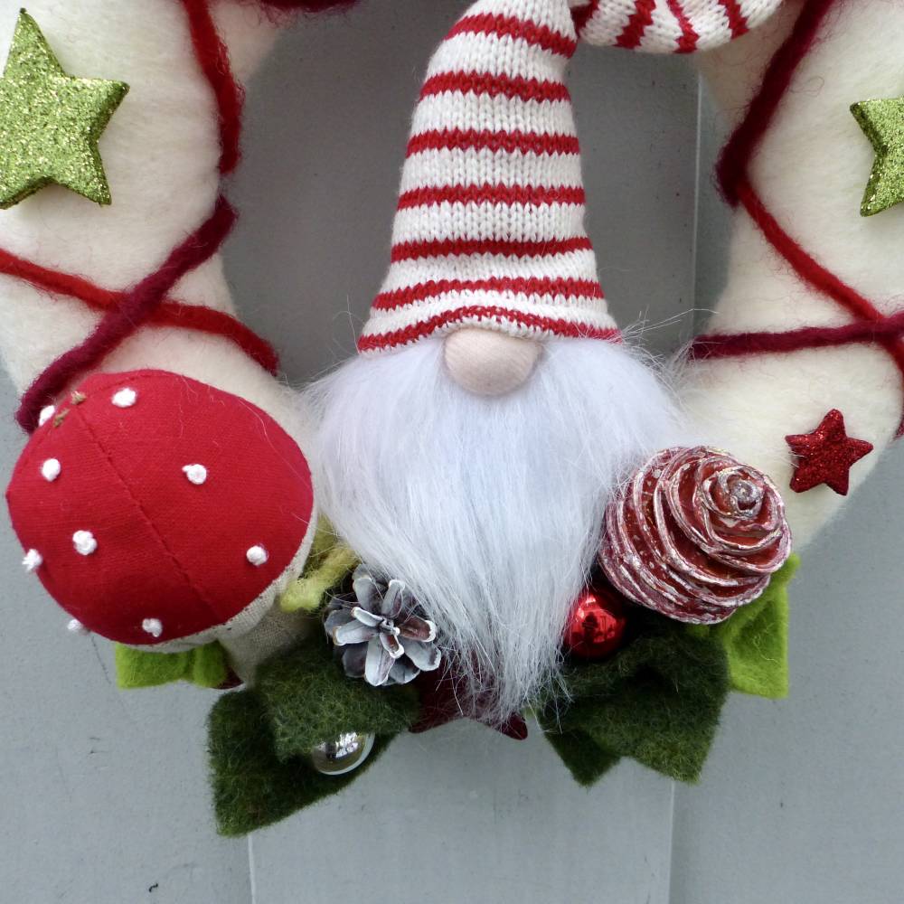 Winter-Türkranz mit Wichtel, Türkranz aus Filz, Deko-Kranz, Adventskranz in Rot-Weiß-Grün Bild 2