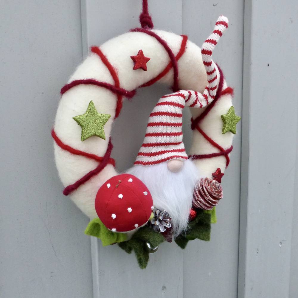 Winter-Türkranz mit Wichtel, Türkranz aus Filz, Deko-Kranz, Adventskranz in Rot-Weiß-Grün Bild 4