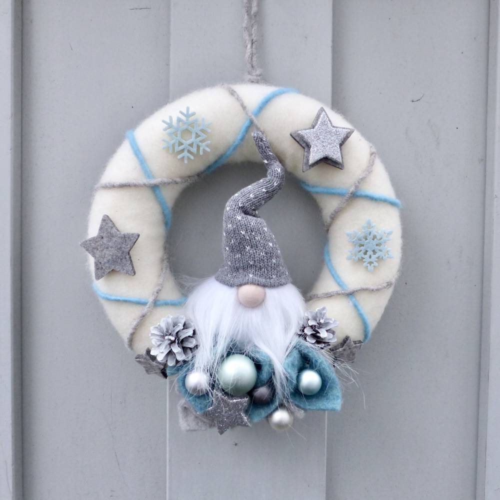 Winter-Türkranz mit Wichtel, Türkranz aus Filz, Deko-Kranz, Adventskranz in Weiß-Türkis
