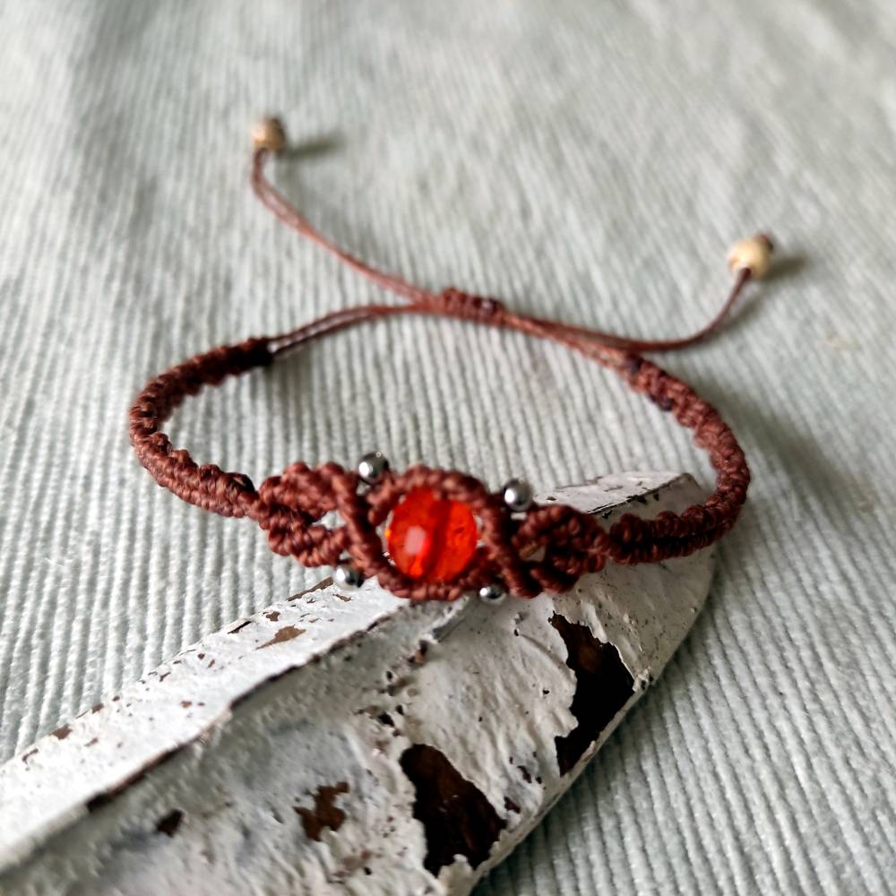 zierliches Makramee Armband in zimtbraun mit einer facettierten Glasperle in orange Bild 1