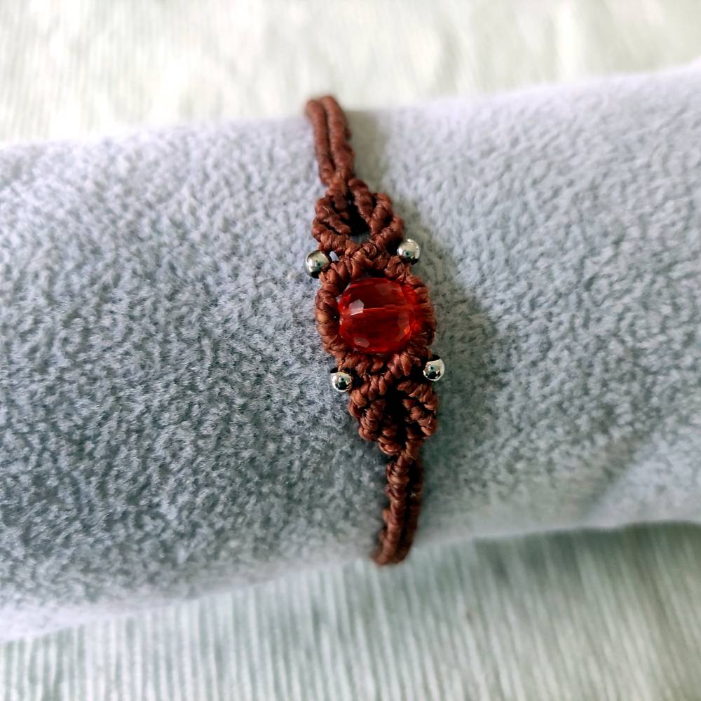 zierliches Makramee Armband in zimtbraun mit einer facettierten Glasperle in orange Bild 2