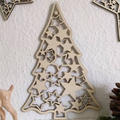 Weihnachtsbaum mit Sternmuster aus Holz