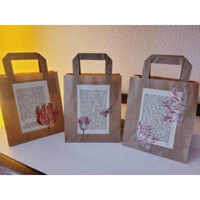 3 erlei Geschenktüten aus Kraftpapier verziert mit alter Buchseite & Blüten