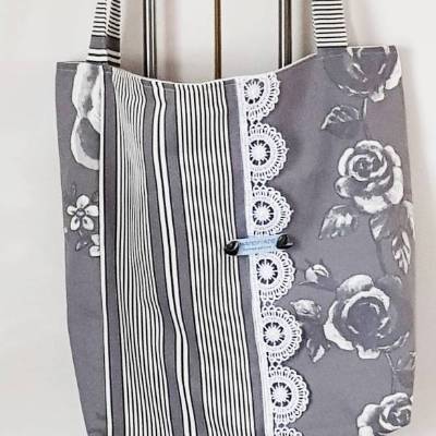 Graue Stofftasche mit Rosen, Streifen & Innentasche – Unikat Geschenk, handgemacht
