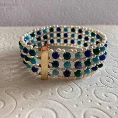 Buntes Edelsteinarmband mit weißen Zuchtperlen – Handgefertigtes Unikat, 18 cm, Geschenkidee für Damen