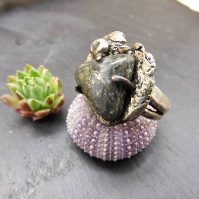 handgeschmiedeter Ring mit Pyrit in 925er Silber Stiftfassung