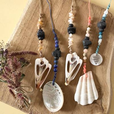 Beach Scents „Muschelglück“ - Makramee-Duftanhänger mit Edelsteinen und Lava-Nugget zum Beduften
