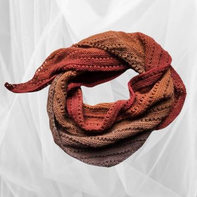 wundervolles halbrundes Tuch für die kalte Jahreszeit, handgestrickt mit einem dekorativen Muster