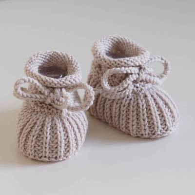Handgestrickte Beige Babyschuhe für Neugeborene | Größe 0-3 Monate | Perfektes Geschenk zur Geburt | Stricksach