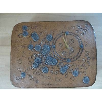 Besondere Uhr - Keramik - mit Fossiliendekor und Batteriefach. 24 x 31 x 5 cm. Krösselbach