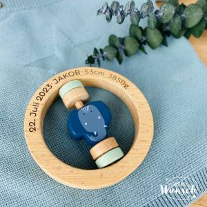 Rassel aus Holz mit Tier von Trixie Baby - personalisierte Holzrassel mit Name oder Geburtsdaten graviert
