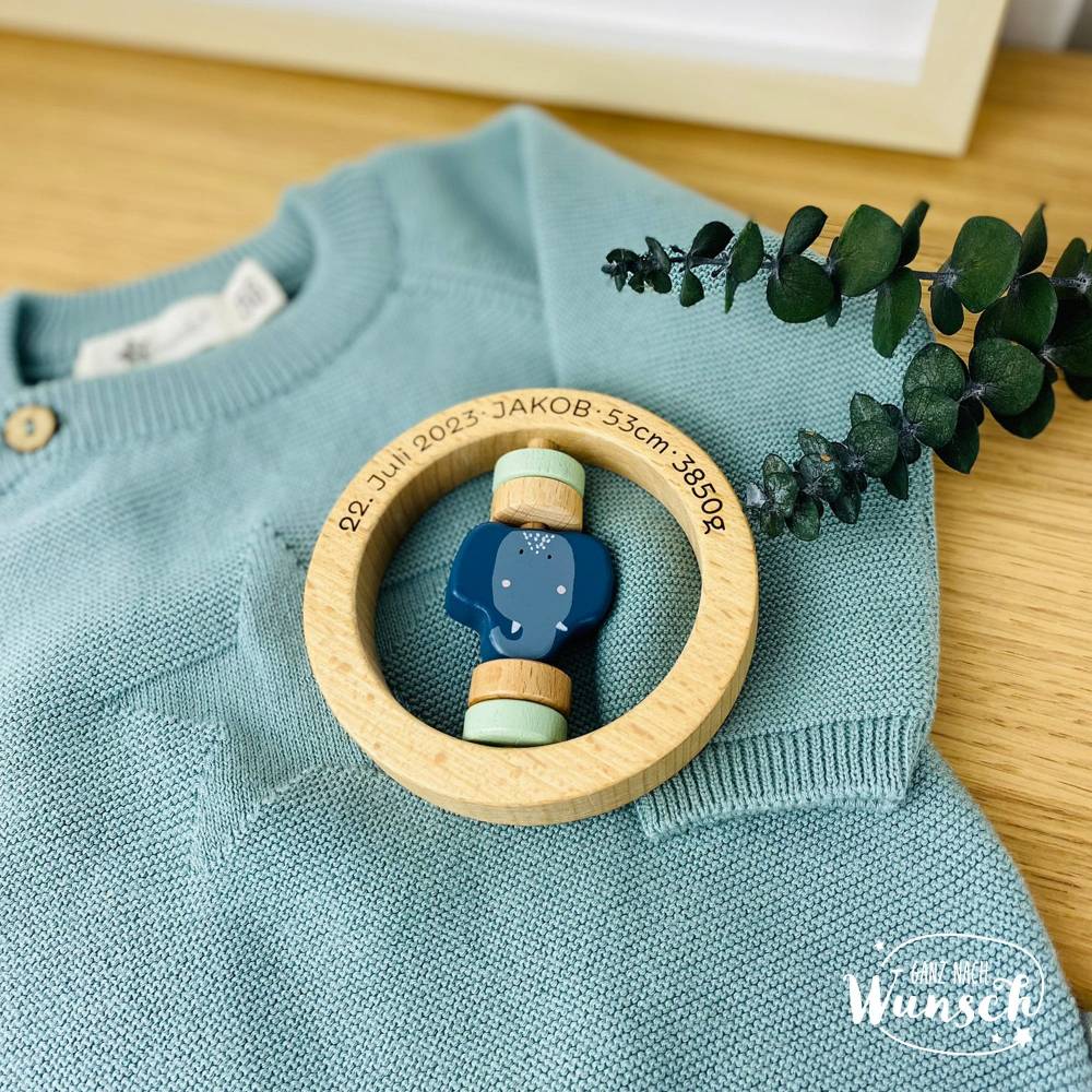 Rassel aus Holz mit Tier von Trixie Baby - personalisierte Holzrassel ...