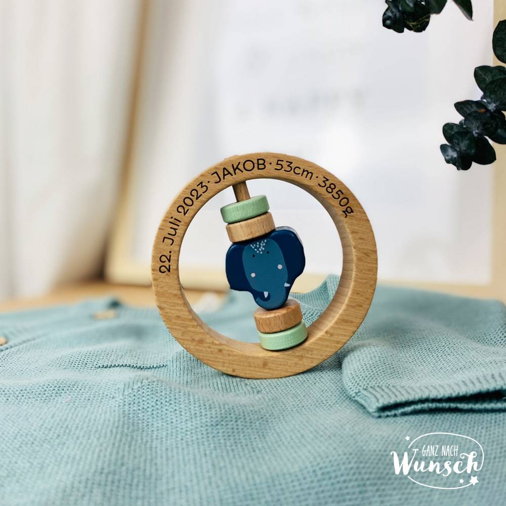 Rassel aus Holz mit Tier von Trixie Baby - personalisierte Holzrassel ...