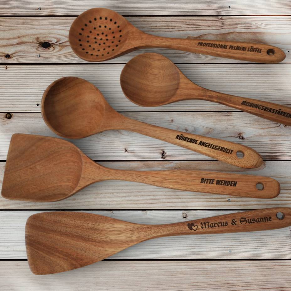 Personalisiertes Kochgeschirr Set mit Gravur – Kochlöffel, Sieb und mehr – Holz Küchenutensilien und Geschenkidee