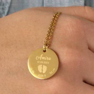 Gravierte Halskette für Mamas – Geburtskette - Babyfüße – Namenskette – Taufe -Edelstahl - Silber, Roségold oder Gold