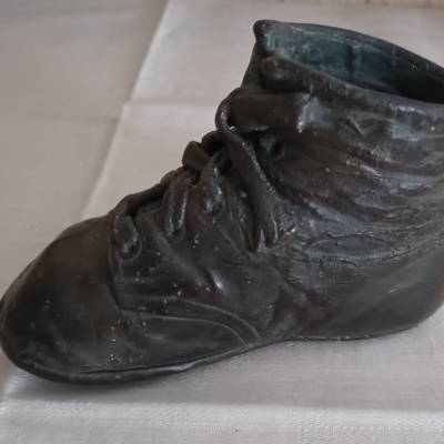 Kinderschuh mit Kupfer überzogen - auf der Sohle sig.  1881