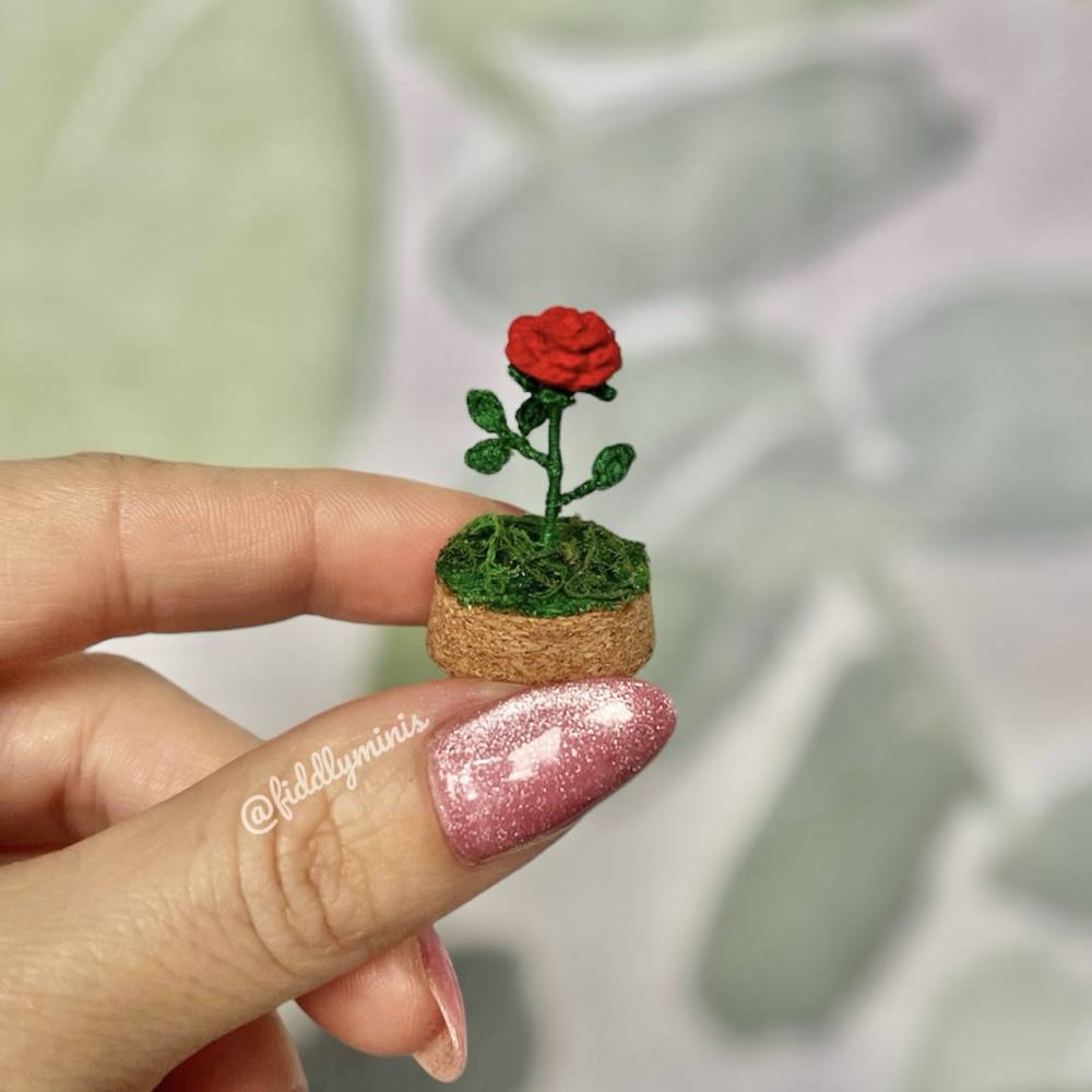 Gehäkelte Rose in einer Glaskuppel (microcrochet) Bild 2